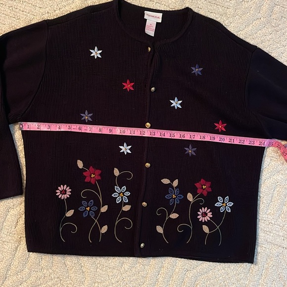 🌟Beautiful knit button up cardigan embroidery stitched flowers🌺 - Picture 4 of 6